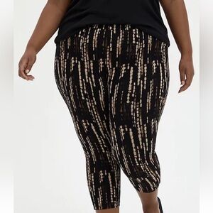 Torrid Premium Leggings Capri Black and Gold Ocean Dye Print